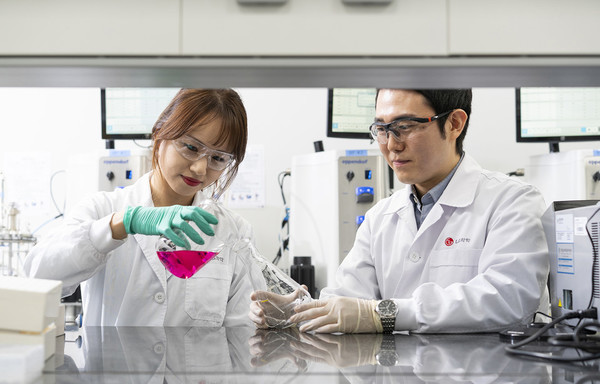 Researchers at LG Chem’s Life Science Business Division work in a lab.