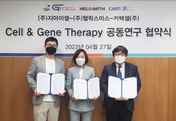 From left, GI Cell CEO Hong Chun-pyo, Helixmith CEO Yoo Seung-shin, and Cartexell CEO Seo Jae-hee held up the cooperation agreement at Helixmith headquarters in Gangseo-gu, southwestern Seoul, on Wednesday.