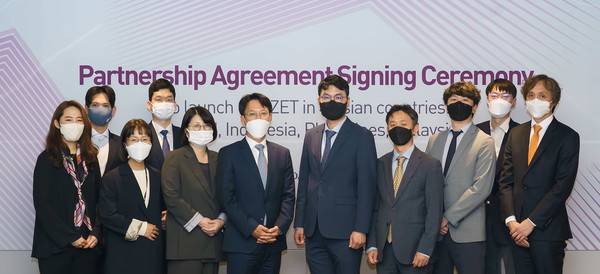 AstraZeneca Korea CEO Kim Sang-pyo (first row, fourth from left) and Daewoong Pharmaceutical CEO Jeon Seung-ho (to Kim’s right) pose for a photo after signing the license out agreement at Daewoong headquarters in Gangnam-gu, southern Seoul, on Thursday.