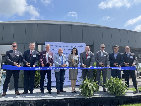 Matica Biotechnology CEO Song Yun-jeong (center) and other company officials and guests cut a ribbon to dedicate its new cell and gene therapy CDMO facility in Texas, U.S., on Tuesday.