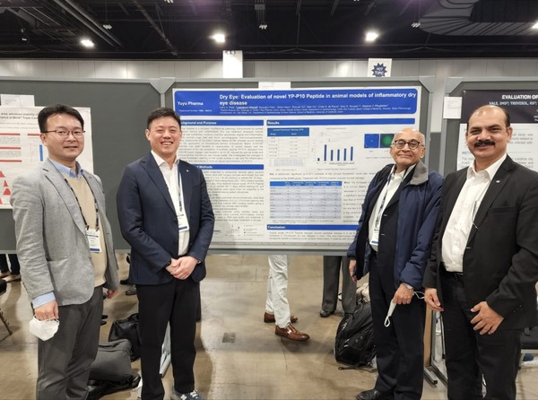 Yuyu Pharmaceutical CEO Robert Yu (second from left) presented the poster study for YP-P10, its new dry eye syndrome treatment, at the 2022 ARVO conference, held in Denver, Col., from Sunday to Wednesday.