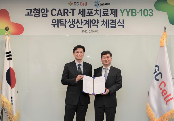 Park Jong-won (left), head of GC Cell’s Production Headquarters, and Lee Yong-seok, his counterpart at Cellab Med, signed the CDMO agreement at GC headquarters in Yongin, Gyeonggi Province, on Tuesday.