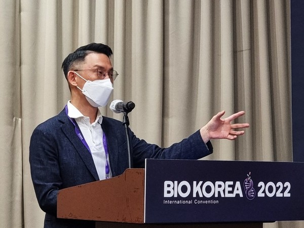 Kim Chi-weon, a partner at Kakao Ventures, speaks at Bio Korea 2022 in Seoul Friday.