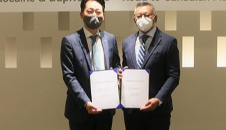 Hunos CEO Yoon Sang-bae (left) and Formative Pharma Inc. CEO Lee Mangubat signed the export agreement at Huons headquarters in Pangyo, Gyeonggi Province.