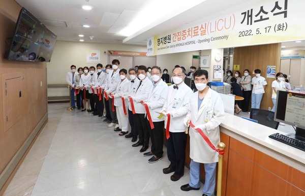 Myongji Hospital Chairman Lee Wang-jun (fourth from right) and other hospital workers and guests cut a ribbon to dedicate the Liver Intensive Care Unit (LICU) at the hospital in Goyang, Gyeonggi Province, on Tuesday.