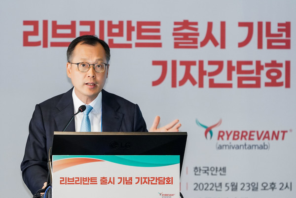 Professor Cho Byoung-chul of Yonsei Cancer Center explains the benefits of Janssen's lung cancer treatment, Rybrevant, during a news conference held at Plaza Hotel, downtown Seoul, on Monday.