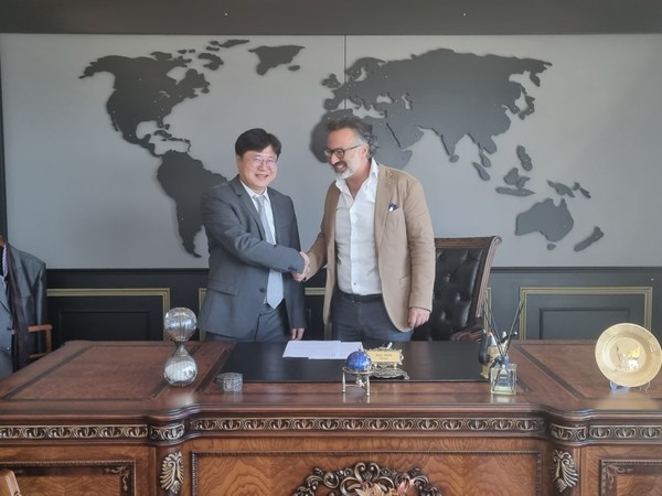 Genencell's Technology Management Committee Chairman Kang Se-chan (left) and Ordi Pharma CEO Gharehgozloo A signed an exclusive distribution agreement at DEM Pharmaceuticals headquarters in Turkey.