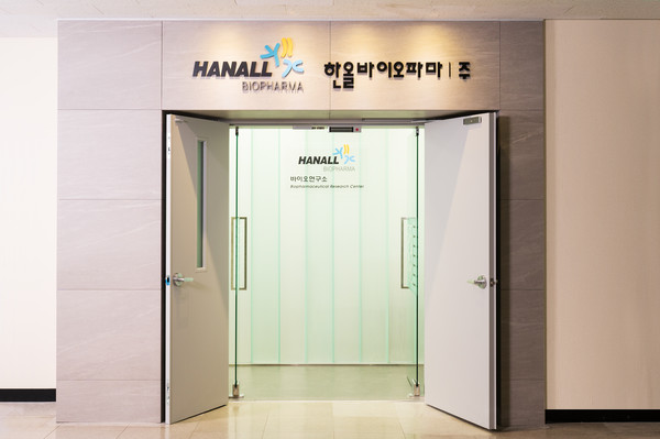 HanAll Biopharma co-CEO Park Seung-kook works in a lab. (Credit: HanAll Biopharma)