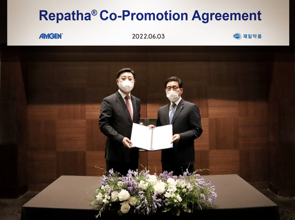 Noh Sang-kyung (left), general manager of Amgen Korea, and Sung Suk-je, CEO of Jeil Pharmaceutical, sign a co-promotion agreement to sell Amgen’s Repatha jointly in Korea.
