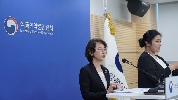 National Institute of Food and Drug Safety Evaluation Director General Seo Kyung-won announced that SK Bioscience’s Covid-19 vaccine would win approval within June at the Ministry of Food and Drug Safety in Cheongju on Monday.