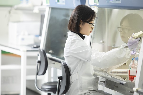 A researcher works at a lab in Samsung Bioepis.