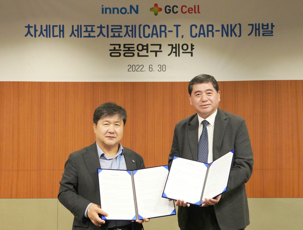 HK inno.N CEO Kwak Dal-won (left) and GC Cell CEO Park Dae-woo hold the joint research and development contract at the HK inno.N’s headquarters.