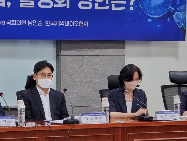 Kim Kun-hoon (left), director of the health industry development division at the Ministry of Health and Welfare, and Moon Eun-hee, director of the pharmaceutical policy division at the Ministry of Food and Drug Safety, participate in a debate on how to support the active pharmaceutical ingredient (API) industry in Seoul, Tuesday.