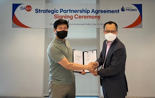 Genｓｃｒｉｐｔ ProBio CEO Brian H. Min (left) and DAAN Bio Therapeutics CEO Cho Byoung-chul signed a memorandum of understanding (MOU) to co-develop innovative new drugs on Thursday.