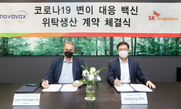 SK Bioscience CEO Ahn Jae-yong (right) and Novavax’s Executive Vice President and Chief Legal Officer John Herrmann signed a new CMO contract.