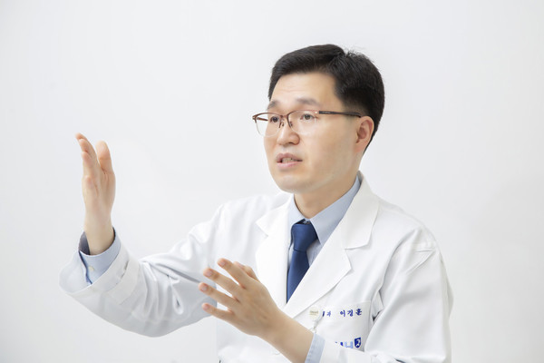 Professor Lee Kyung-hun of oncology at the Seoul National University Hospital speaks on Nerlynx’s arrival in Korea during an interview with Korea Biomedical Review.