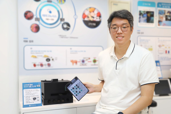 Dr. Kang Tae-joon, a researcher at the Korea Research Institute of Bioscience and Biotechnology (KRIBB), has developed biosensor technology to diagnose Covid-19 immediately using a smartphone.