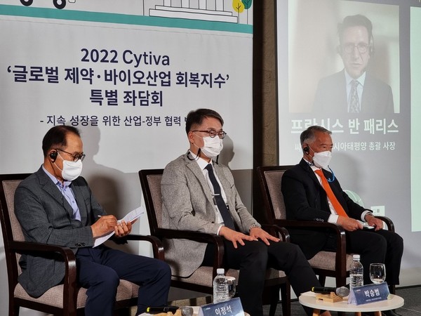 From left, Korea Biomedicine Industry Association (KoBIA) Chairman Lee Jeong-seok, Spark Biopharma CEO Park Seung-bum, and International Vaccine Institute Director General Jerome Kim attended a forum on “2022 Cytiva Global Biopharma Resilience Index” at the Westin Chosun Hotel in central Seoul, Thursday.