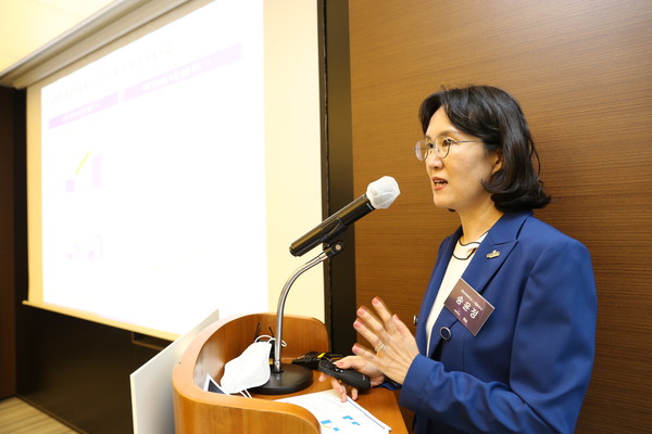 Matica Biotechnology CEO Song Yun-jeong explains her company's goals at a news conference at CHA Bio Complex in Pangyo, Gyeonggi Province, on Thursday.