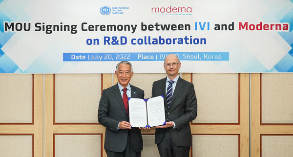 IVI Director-General Jerome Kim (left) and Moderna CMO Paul Burton signed a MOU for R&D collaboration at IVI headquarters in Seoul on Wednesday.