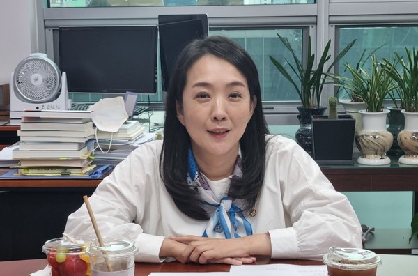 Rep. Choi Hye-young of the opposition Democratic Party of Korea expresses her hope that the National Assembly speeds up its discussion of her amendment bill to the Medical Service Act to allow non-face-to-face treatment at a meeting with reporters at her office recently.