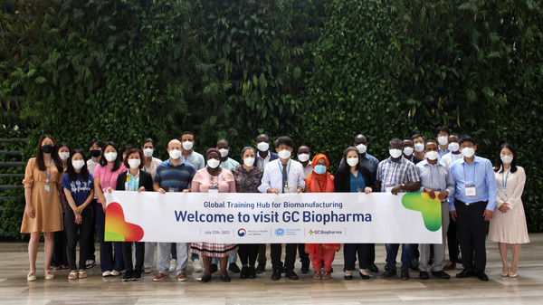 Twenty-nine students from 10 countries participated in the introductory course for vaccine production provided by GC Biopharma under the auspices of the International Vaccine Institution on Friday.