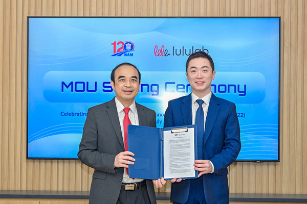 Lululab CEO Choe Yong-joon (right) and HMU President Nguyen Huu Tu signed an MOU to nurture AI medical field based on skin data at the Vietnamese university last Friday.