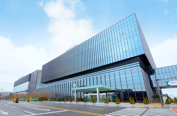 Samsung Biologics successfully completed the first test of their one-stop production system from drug substance (DS) to drug production (DP) for antibody drugs and mRNA therapeutics.
