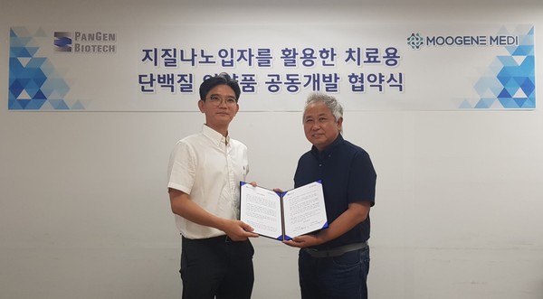 Yoon Jae-seung (right), CEO of Pangen Biotech, and Yoon Tae-jong, CEO of Moogene Medi, signs an agreement to jointly develop protein treatments using lipid nanoparticles (LNPs).