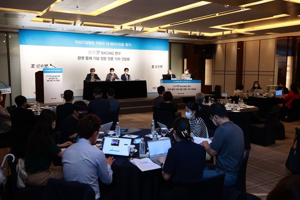 Hanmi Pharmaceutical holds a news conference in Seoul on Monday to disclose the results of the RACING trial of Rosuzet.
