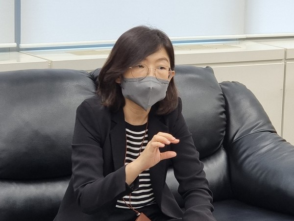 Shin Kyeong-seung, director of the MFDS’ pharmaceutical safety evaluation department, holds a media briefing on Tuesday.