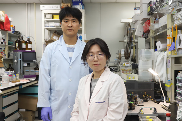 Drs. Kwon Oh-seok (left) and Seo Sung-eun at KRIBB have developed a sensor that can easily identify depression biomarkers.