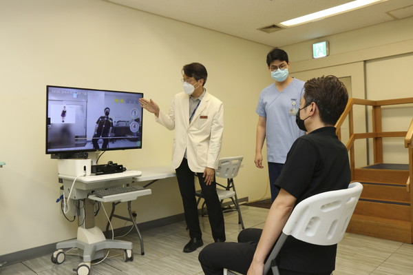 The research team of Professor Chang Won-hyuk at Samsung Medical Center said the hospital introduced an AR-using home-based exercise program for stroke patients. (Credit: Samsung Medical Center)