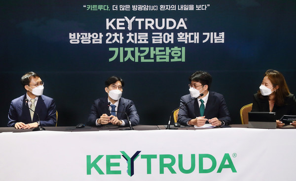 Asan Medical Centre Professor Park In-keun (second from left) responds to a question during MSD Korea’s online press conference to celebrate the expanded insurance benefits for the secondary treatment for urinary cancer (UC) patients with Keytruda.