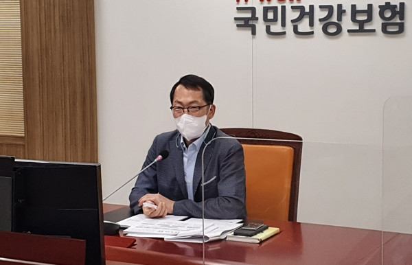Jung, Hae-min, director-general of the National Health Insurance Service’s Drug Management Department, speaks at a news conference on Tuesday.