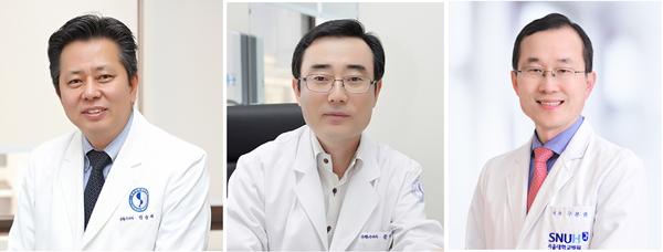 A Korea and China research team has proved fractional flow reserve or intravascular ultrasonography is useful in guiding percutaneous coronary intervention surgery in patients with moderate stenosis. They are, from left, Professors Tahk Seung-jea and Yoon Myeong-ho at Ajou University Hospital, and Koo Bon-kwon at Seoul National University Hospital