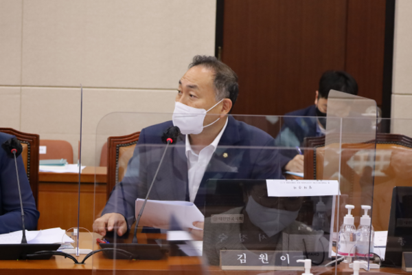 Rep. Kim Won-i of the opposition Democratic Party of Korea attends a National Assembly standing committee meeting.