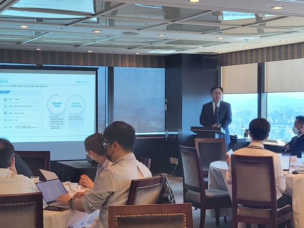 Shaperon CEO Seong Seung-yong presents the company's vision and strategy through the company's initial public offering next month in a news conference at 63 Square in Yeouido, Seoul, Wednesday