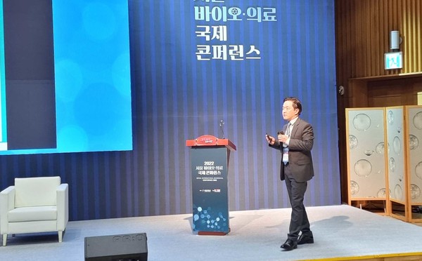 Science and Technology Policy Institute (STEPI) research fellow Cho Young-rae outlines the problems of Korean bioclusters and suggests a possible solution to raise the competitiveness of such clusters during the Seoul International Biomedical Conference 2022 held in Seoul City Hall on Thursday.