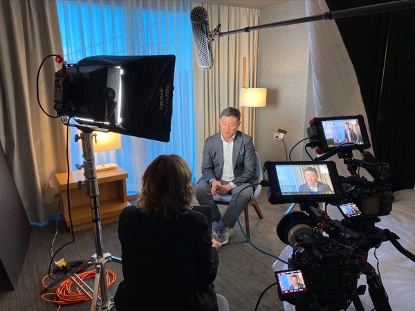 Yuyu Pharmaceutical CEO Robert Yu conducts an interview related to YP-P10, a dry eye syndrome treatment candidate, with an ophthalmological media outlet.