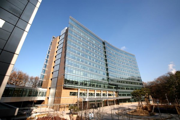 SMC Cancer Center General Director Lee Woo-yong expressed an intention to solidify the foundation for take-off in the future bio era by developing into an R&D hub that not only treats cancer but conducts research. (Credit: SMC)