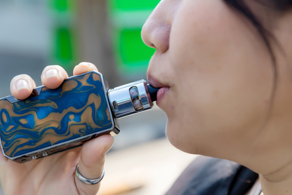 The Korea Electronic Cigarette Association has filed a lawsuit against the government for allegedly causing financial damage to e-cigarette-related small business owners with incorrect information.