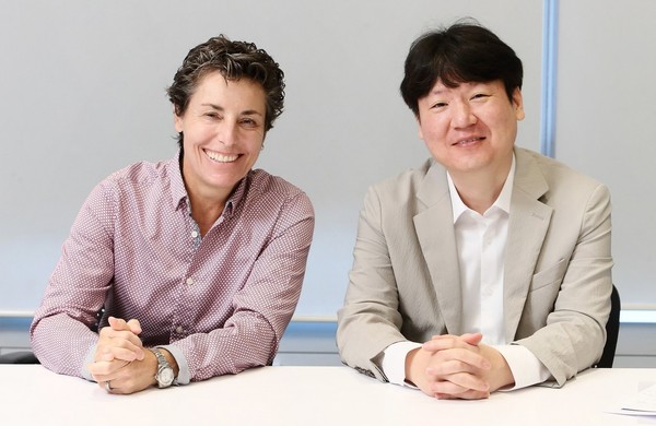 Dr. Lisa Sterman (left), Global Executive Director for HIV Prevention at Gilead Science, and Professor Choi Jun-yong of the Department of Infectious Diseases at Severance Hospital had an interview with Korea Biomedical Review recently.