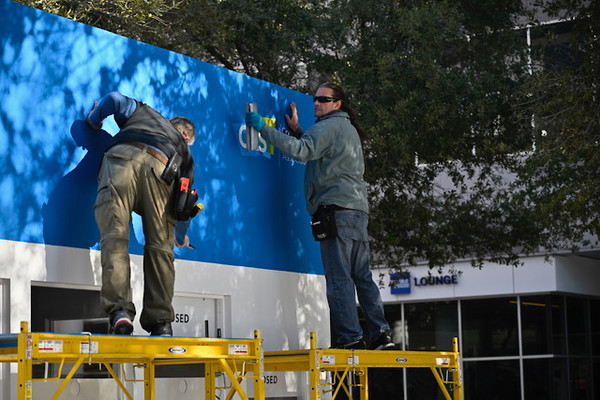 Workers prepare for the opening of CES 2023, which will be held in Las Vegas, Nev., from Jan. 5-8. (Credit: CTA)
