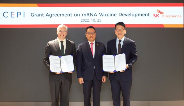 From left, CEO Richard Hatchett, Ministry of Health and Welfare Second Vice Minister Park Min-soo, and SK Discovery Vice Chairman Chey Chang-won pose for a photo after signing the cooperation agreement between CEPI and SK Bioscience to develop new mRNA vaccines.