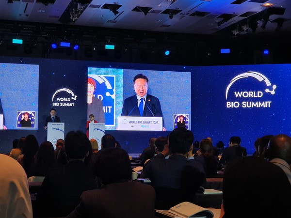 Minister Cho Kyoo-hong (on screen) of the Ministry of Health and Welfare (MOHW) and World Health Organization (WHO) Assistant Director General Dr. Mariângela Simão opened day two of the first World Bio Summit with the Seoul Declaration on Wednesday. 