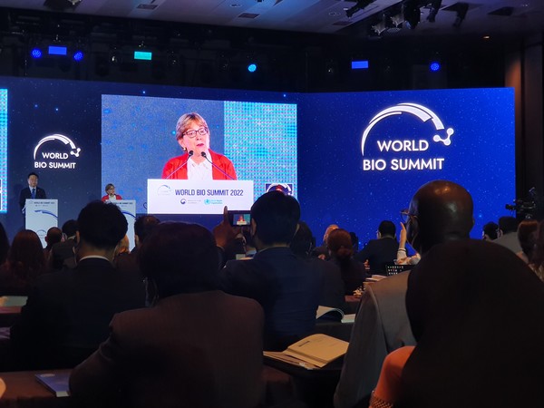 Minister Cho Kyoo-hong of the Ministry of Health and Welfare (MOHW) and World Health Organization (WHO) Assistant Director General Dr. Mariângela Simão (on screen) opened day two of the first World Bio Summit with the Seoul Declaration on Wednesday. 