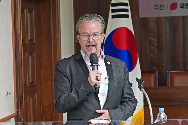 Howard Catton, CEO of the International Council of Nurses (ICN), said Korea should enact the Nursing Law and implement a positive nursing strategy to protect its future healthcare system at the National Assembly on Wednesday. (Credit: Korean Nurses Association)