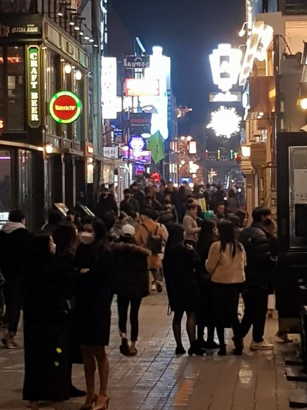 Many youngsters roam around behind the Hamilton Hotel in Itaewon to spend their weekend outings in March 2020.