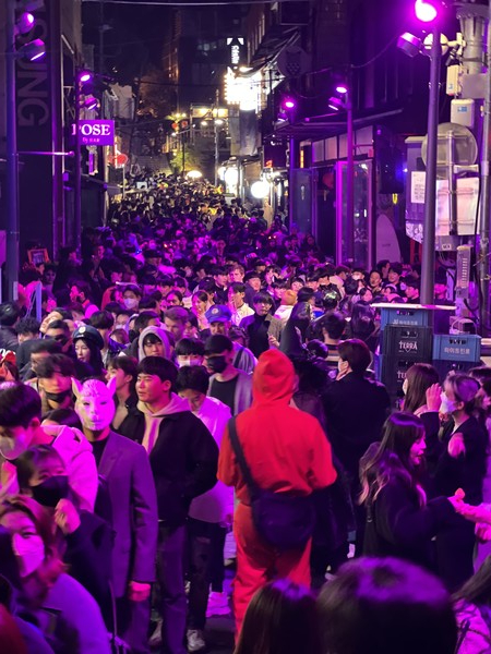 The streets of Itaewon before the tragic crowd crush incident on Saturday. (Courtesy of Instagram account @nuhyil)